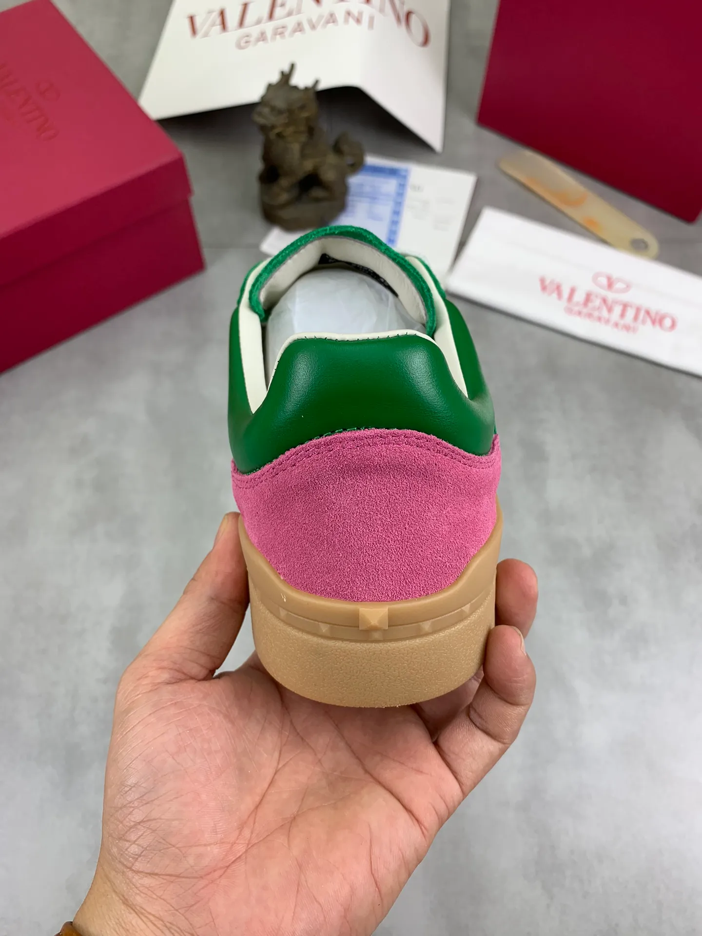 Men's Men's Shoes P520 New Couple Style Valentino Valentino 2025/UPVILLAGE Couple Casual Sports Shoes Moral Training Shoes 🆚Professional high-end, perfect replica, first-class quality, all made of original 1:1 materials, exclusive mold opening! 🎁Full set of high-end packaging at the counter ✔️Fabric: high mercerized cowhide ✔️Outsole: TPU material outsole ✔️Size: female 35-40 male 39-45 (female 41 male 38.46) 🆚All details are customized at 1:1 mold, striving for perfection!